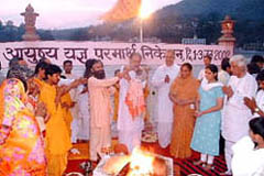 Pujya Swamiji and Pujya Bhaishri perform purnahuti of the Ayushya Yagna on the banks of Mother Ganga. 