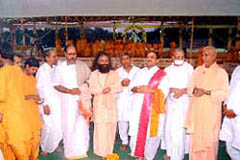 Pujya Swamiji, Pujya Bhaishri, Pujya Shrikant Vyasji, Pujya Roopchandra Muniji and Shri Kantilal Jamnadas perform aarti prior to  the evening Ganga Aarti.