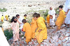 Pujya Swamiji takes Mother Ganga to be His Mother