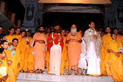 After Ganga Snan, standing with Pujya Swami Gurusharananandji and Pujya Bhaishri.