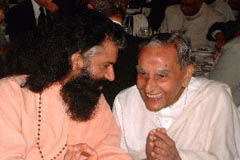 H.H. Swamiji and H.H. Dada J.P. Vaswaniji share a loving moment. 