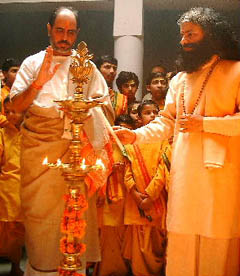 H.H. Sant Shri Rameshbhai Oza and H.H. Swamiji inaugurate the medical camp