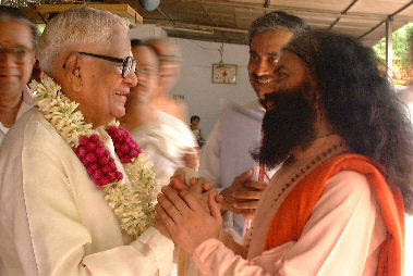 Pujya Swamiji meets lovingly with Shri Venkataramanji, the former President of India, outside of the room of H.H. Sri Shankaracharyaji. 